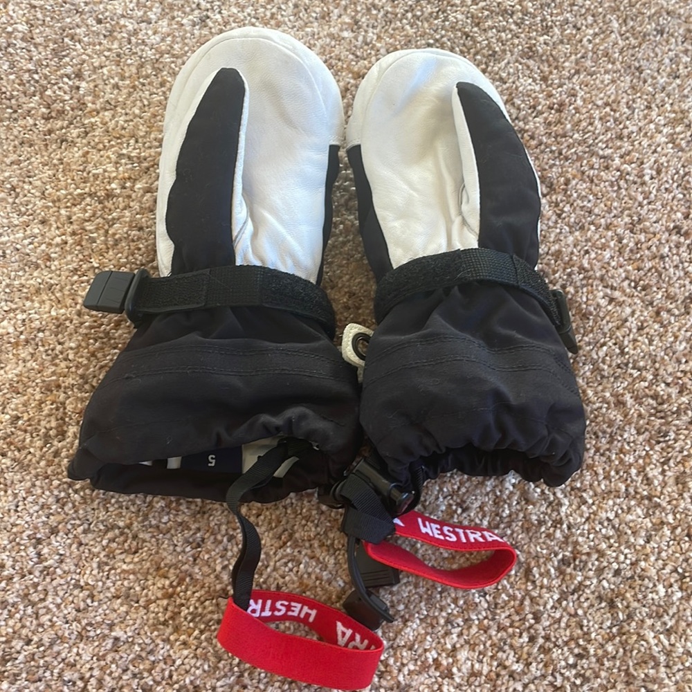 Hestra Army Leather Heli Ski Jr. Mitt, size 5. Great pair of gloves!